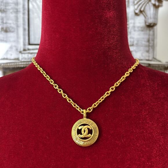 CHANEL Gold Plated Medallion CC Logos Round Charm Vintage Necklace Pendant - Picture 3 of 9